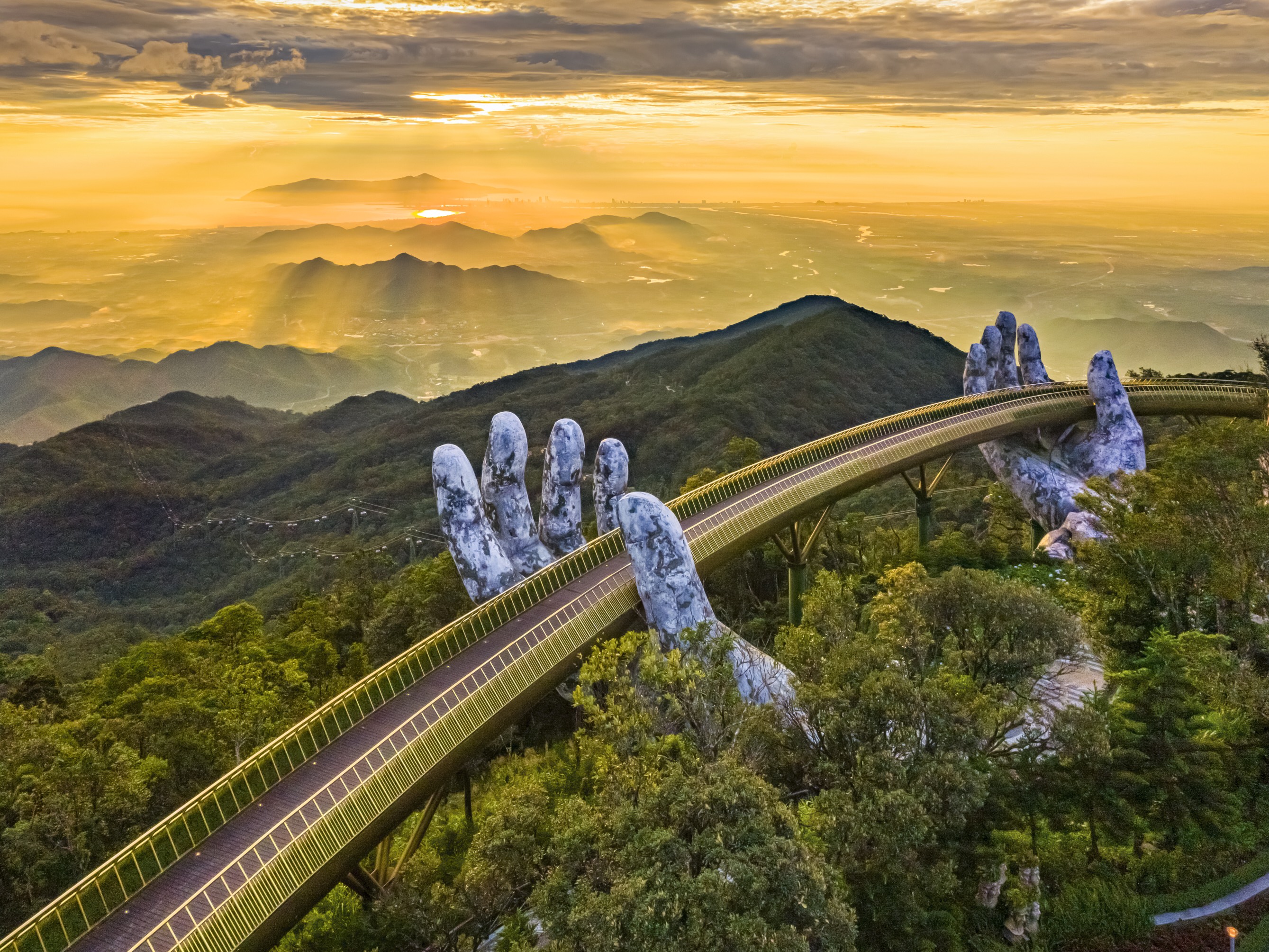 Cầu Vàng tại Bà Nà Hills đã góp phần đưa Đà Nẵng trở thành điểm phải đến trong đời của đông đảo du khách trong, ngoài nước.